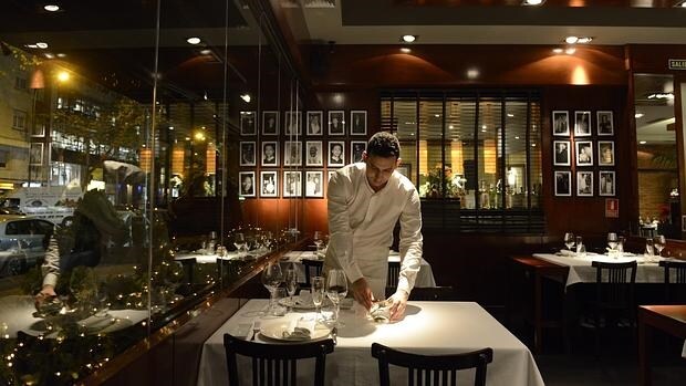 Un camarero prepara una mesa, ayer, en el restaurante De María