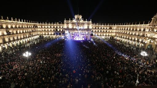 Trece campanadas dan la bienvenida en Salamanca al Año Nuevo Universitario