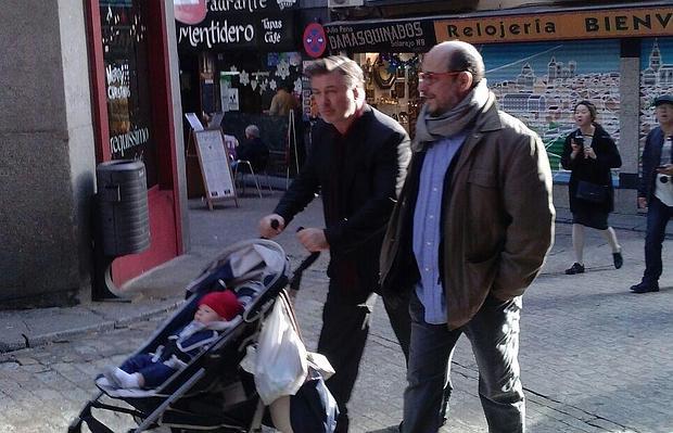 El actor, con su hijo, y un amigo en la calleAncha