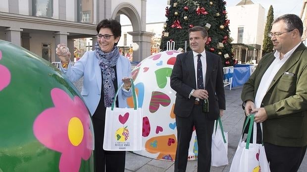 La alcaldesa de Pozuelo, Susana Pérez Quislant, junto al concejal de Medio Ambiente, Eduardo Oria, y el director de marketing de Ecovidrio, Borja Martiarena