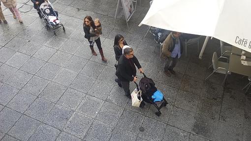 El actor con sus dos hijos y su mujer en la plaza de Zocodover