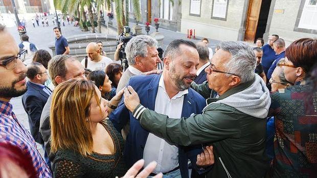 Jacinto Ortega, este viernes, recibiendo el apoyo de amigos