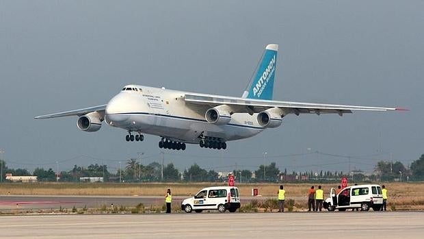 Un avión aterriza en el aeropuerto de Alicante-Elche