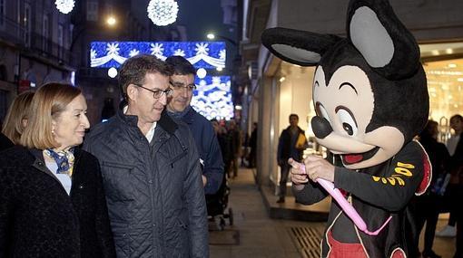 El presidente gallego junto a la ministra Pastor durante su paseo electoral en Vigo
