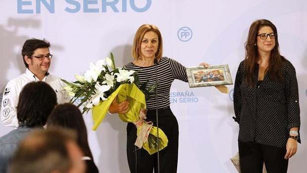 Cospedal, que celebraba su cumpleaños, recibió un ramo de flores y una foto con miembros de Nuevas Generaciones