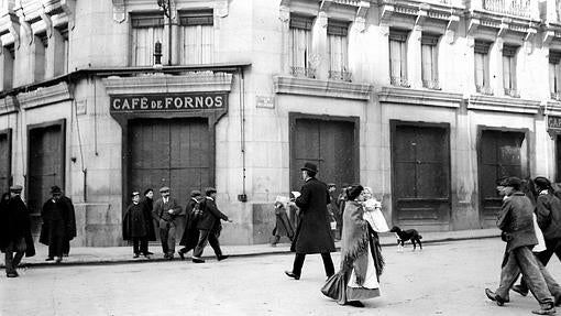 El café de Fornos, cerrado, en 1908