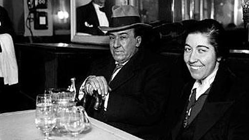 Antonio Machado y la periodista Rosario del Olmo, en el café de las Salesas