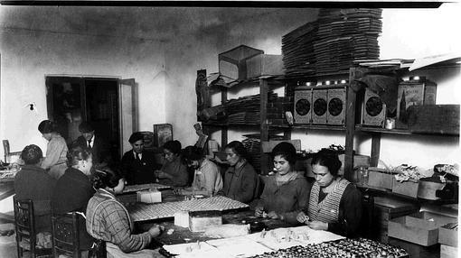 Mujeres elaborando mazapán en el obrador de Camarasa