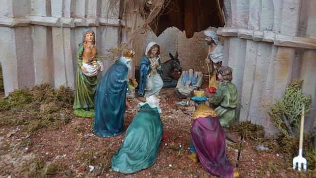 Los Reyes Magos adorando al Niño en el belén de la Plaza Mayor