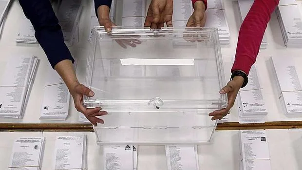 Los miembros de una mesa electoral colocan una urna en las últimas elecciones europeas
