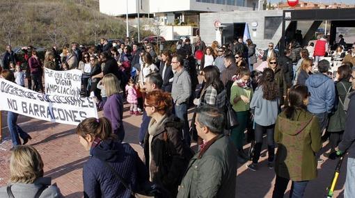 Los padres del colegio Valparaíso piden a la Junta la retirada del barracón