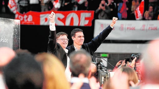 Imagen de Sánchez y Puig en el mitin de la Fuente de San Luis