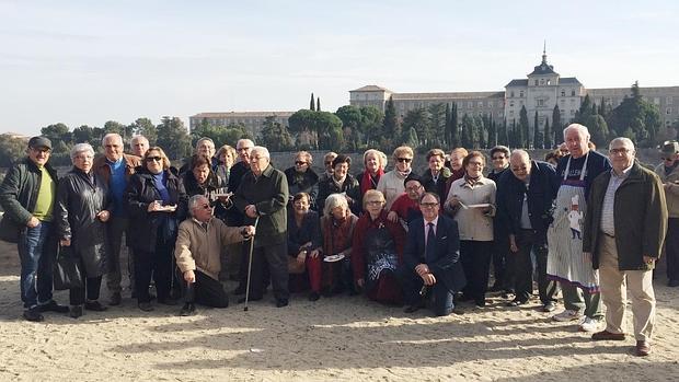 Foto de familia de los socios y amigos en los jardines del Alcázar,