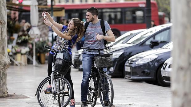 Dos jóvenes en manga corta toman una foto, este martes, en Valencia