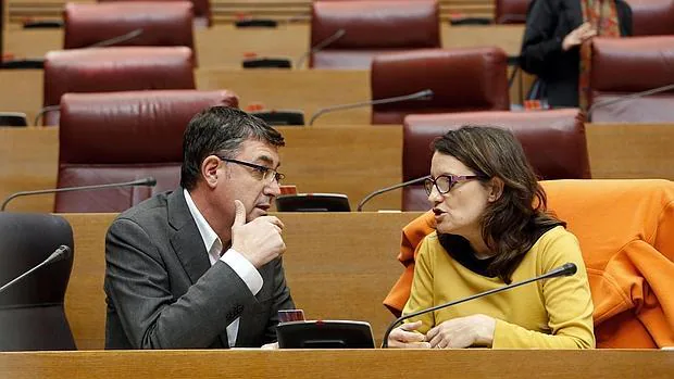 Imagen de Enric Morera y Mónica Oltra en las Cortes Valencianas