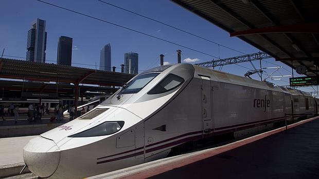 Un tren «Alvia» espera su salida en la estación de Chamartín, en Madrid