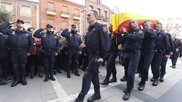 Sus compañeros de la Unidad de Oviedo han sido los encargados de portar el féretro en La Bañeza