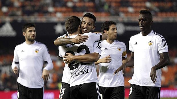 Los jugadores del Valencia celebran el gol de Santi Mina