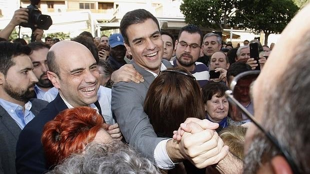 Gabriel Echávarri junto a Pedro Sánchez, en Alicante