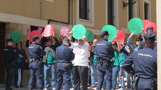 Instante de un «escrache» de la Plataforma de Afectados por la Hipoteca durante la campaña para las últimas elecciones europeas