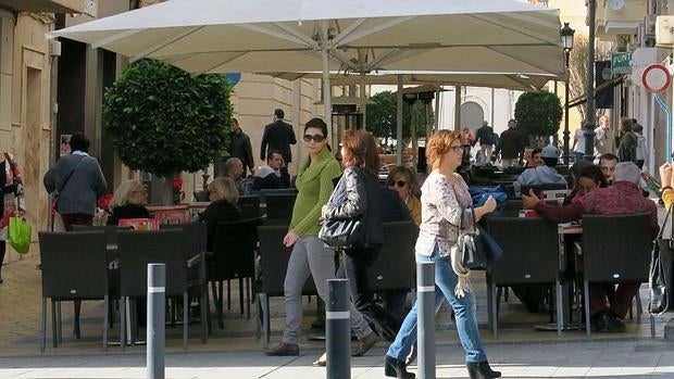 Veladores en una calle peatonal del centro de Alicante