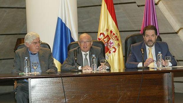 Acirón (i.), en la ULL con el director de ABC, Bieito Rubido (d), y el rector de la ULL, Domenech, en 2011