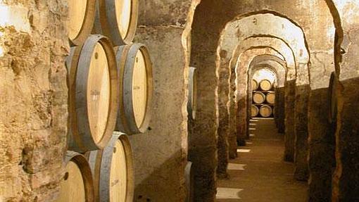 Barricas en una de las bodegas de Utiel-Requena