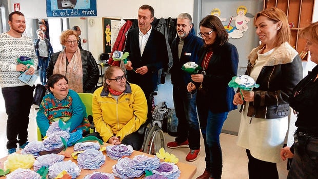 Mónica Oltra, ayer, durante una visita a uno de los centros gestionados por el IVAS