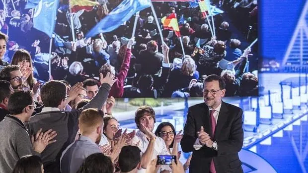 Rajoy saluda a varios de los asistentes al mitin del viernes en Valencia