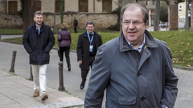 El presidente del PP en Castilla y León, Juan Vicente Herrera, este domingo minutos antes de votar en Burgos