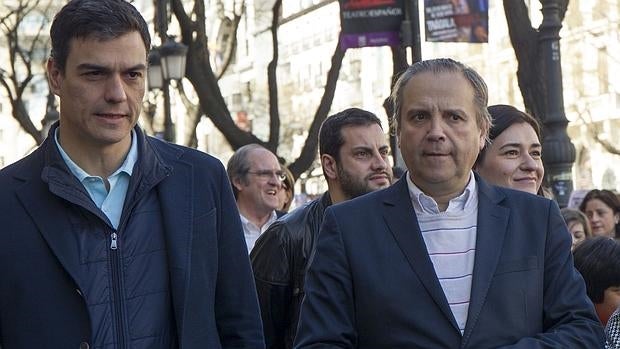 El candidato del PSOE a la Presidencia del Gobierno, Pedro Sánchez, junto al concejal socialista en el Ayuntamiento de Madrid, Antonio Miguel Carmona