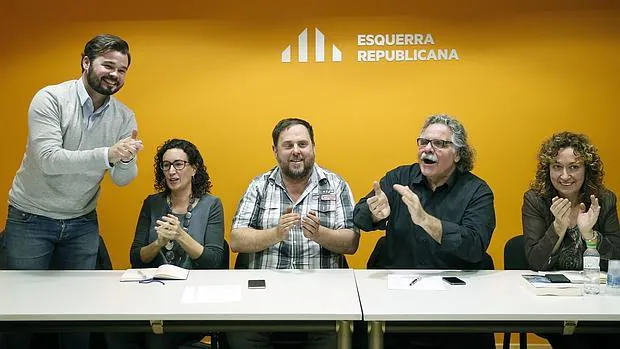 El cabeza de lista de ERC en las elecciones generales, Gabriel Rufián (i), recibe el aplauso de la cúpula del partido