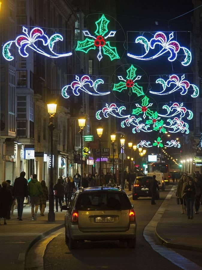 Burgos tiene iluminadas más de una treintena de calles / R. ORDÓÑEZ