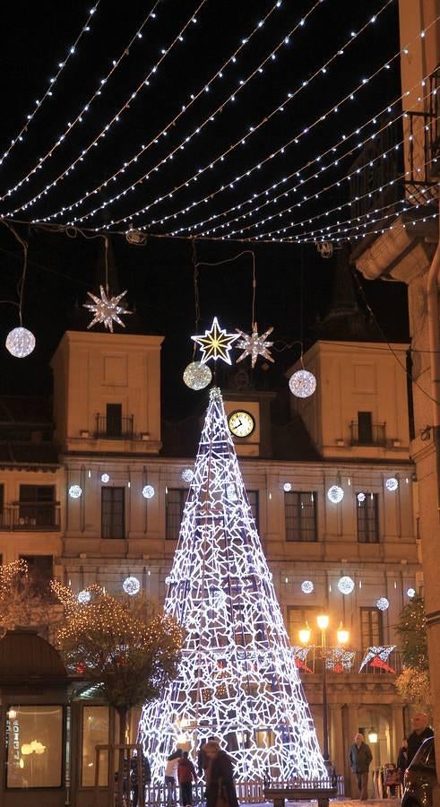 Más de un centenar de arcos decoran las calles de Segovia / A. TANARRO