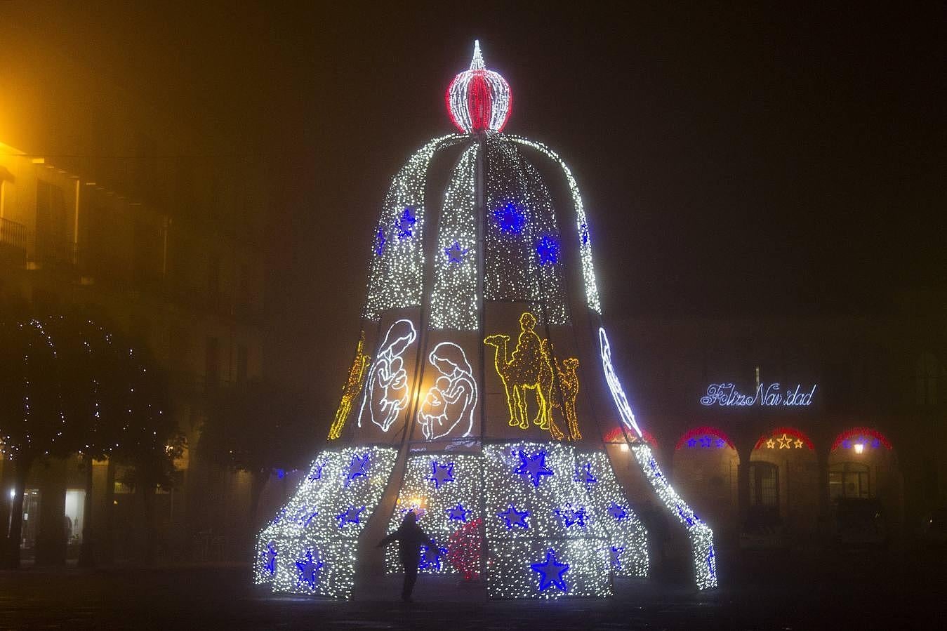 Hacerse un «selfie» a los pies de la iluminada campana es casi una cita obligada en Zamora / M. ÁLVAREZ