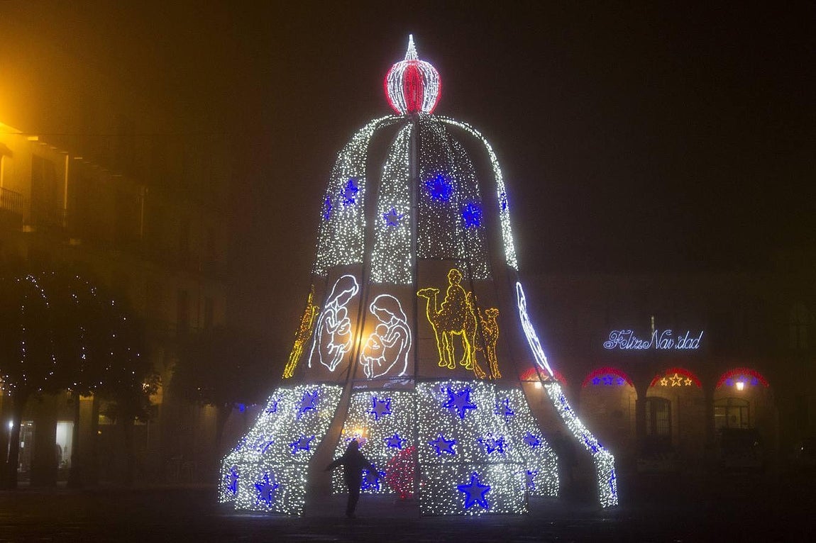 Hacerse un «selfie» a los pies de la iluminada campana es casi una cita obligada en Zamora / M. ÁLVAREZ