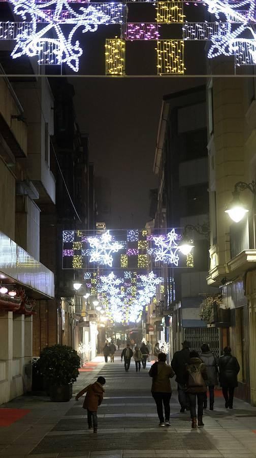 La decoración navideña cuenta ya con más de dos décadas de historia en el centro de Valladolid / F. HERAS