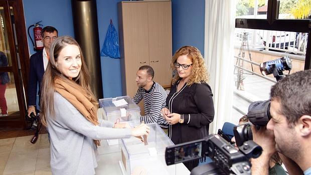 Melisa Rodríguez, de Ciudadanos, votando en la jornada electoral de este domingo