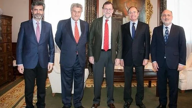 Rajoy almuerza con los presidentes del Constitucional, del Supremo, del Congreso y del Senado