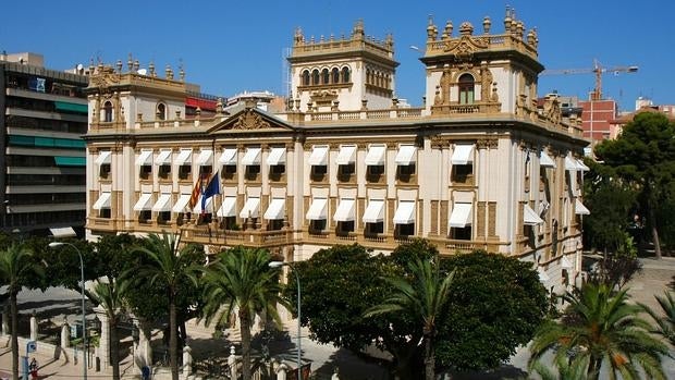 Fachada principal del Palacio de la Diputación