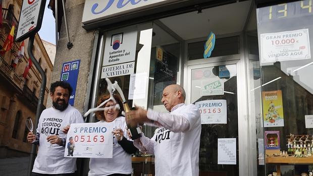 El establecimiento del número 6 de la calle San Pablo, en Salamanca, celebra la llegada de un pequeño pellizco del tercer premio de la Lotería de Navidad