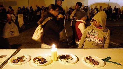 Un niño observa los dulces repartidos por el Banco de Alimentos