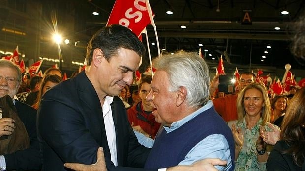 Pedro Sánchez y Felipe González, la pasada semana durante un mitin del PSOE en Badajoz