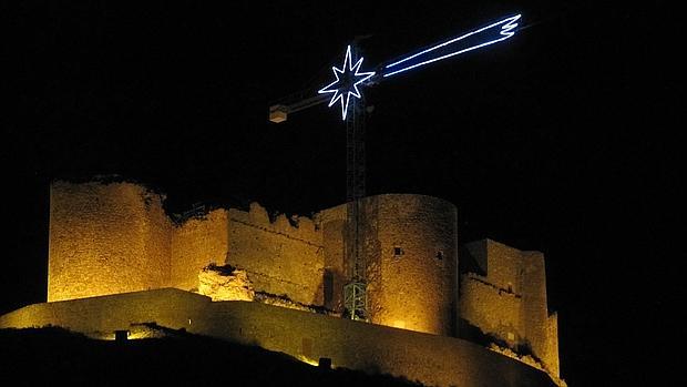 Estrella de Oriente instalada sobre la grúa del castillo