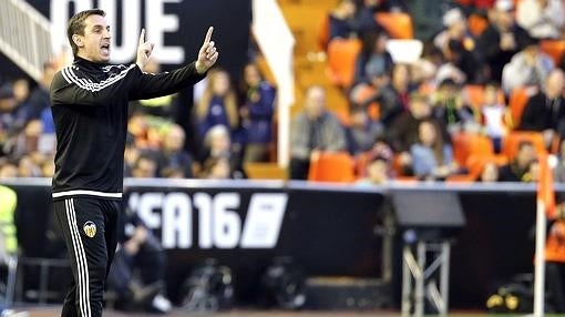 Neville da indicaciones desde la banda durante un partido en Mestalla