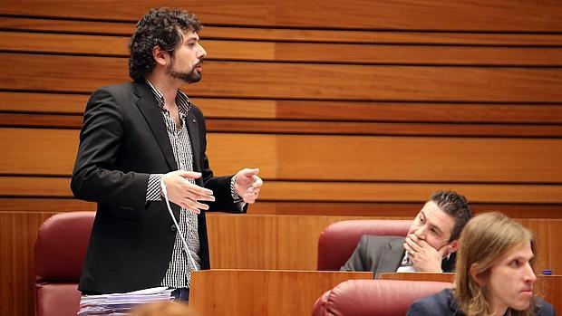 José Sarrión, durante su intervención en el pleno de las Cortes