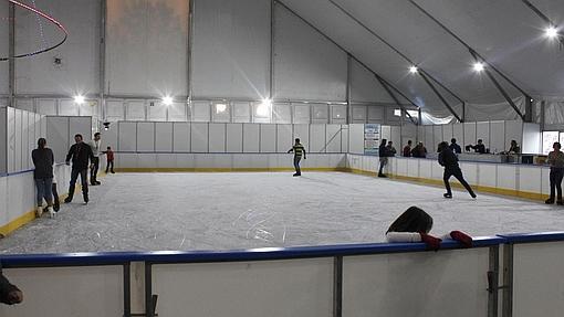 Pista de patinaje instalada en el edificio de Toletvm