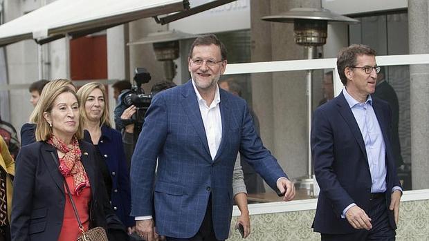 Rajoy , unto a Pastor y Feijóo, durante un paseo electoral en campaña por la ciudad de Vigo