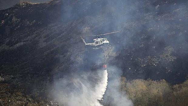 Efectivos de la UME en labores de extinción del fuego uno de los montes próximos a la localidad cántabra de Fresneda