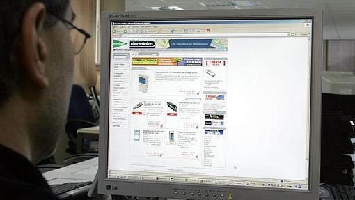 Un usuario, en busca de un producto a través de internet